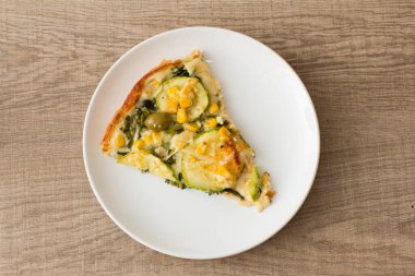 Yemek tabağı pizza. Tabak İtalyan tarifi gösteriyor. Kırsal ahşap masada..