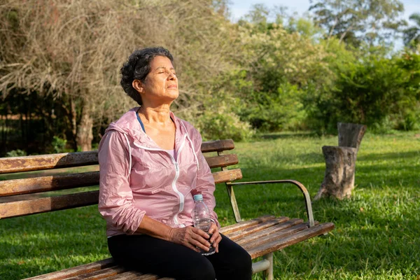 Mulher Marrom Madura Desfrutando Manhã Fresco Fora Parque Floresta Superar — Fotografia de Stock