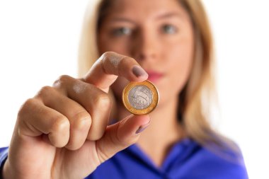 Brezilya Para Birimi Kapanışı. İş kadını parayı parmaklarının ucunda tutuyor. Brezilya 'da ekonomi, Real' in parasal değeri