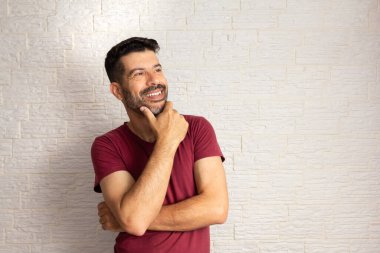 Mutlu gri sakallı adamın portresi yukarı ve uzağa bakıyor. Beyaz arkaplanda izole