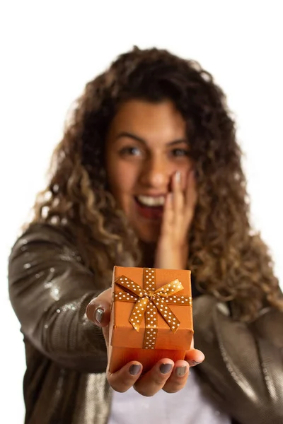 Черная Женщина Получает Прекрасный Золотой Подарочный Коробок Праздник Рождество День — стоковое фото