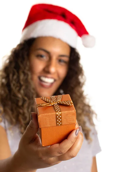 Черная Женщина Получает Прекрасный Золотой Подарочный Коробок Праздник Рождество День — стоковое фото