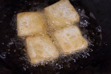 Tavada kızgın yağ ile tofu