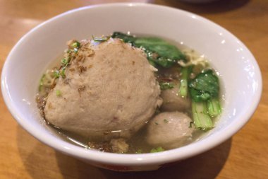 Et topları beyaz kupa yeşil sebze çorbası