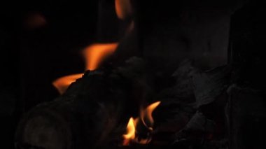 Portakal alev içinde kömür ocağı.