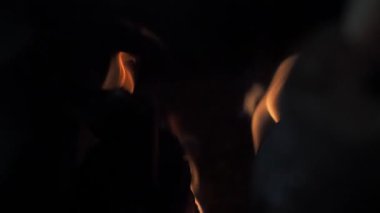 Portakal alev içinde kömür ocağı.