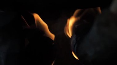 Portakal alev içinde kömür ocağı.