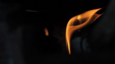 Portakal alev içinde kömür ocağı.