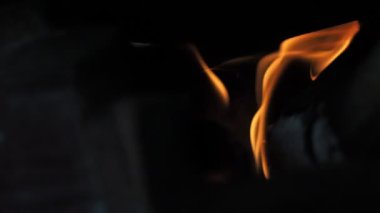 Portakal alev içinde kömür ocağı.