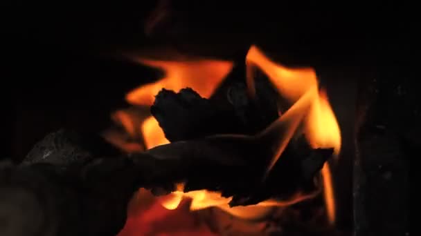 Πορτοκαλί Φλόγα Στο Κάρβουνο Φούρνο — Αρχείο Βίντεο