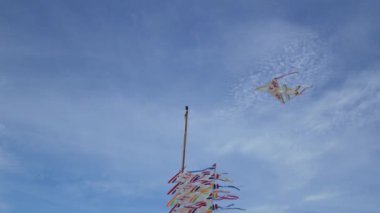 Bambu ile bağlı ve rüzgara karşı uçan köpük, yapılan roket, Çocuk oyun.