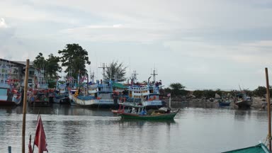 Prachuap Khiri Khan, Thailand Haziran 19,2018: Tay trol balıkçı teknesi offshore yelken. Balık, Haziran'da yakalamak için 19,2018 Prachuap Khiri Khan il, Tayland.