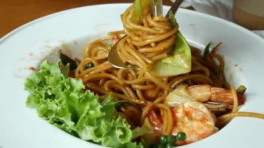 Beyaz tabakta spagetti.