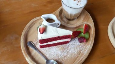 Öğleden sonra ahududu Cake ahşap masa arka plan üzerinde kırmızı kadife pastada Zoom