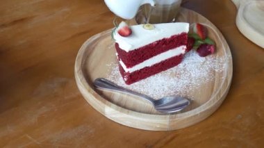 Ahşap masa arka plan üzerinde öğleden sonra red velvet Kek Ahududu Cake