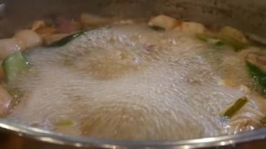 Shabu suki güvecini kapat. 