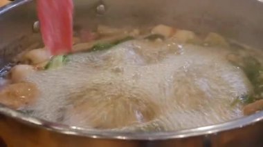 Shabu suki güvecini kapat. 