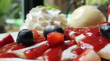 Çilekli krep, Çilek reçel krep üzerinde.