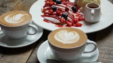 Ahşap masa üzerine sıcak cappuccino kahve kapatmak.