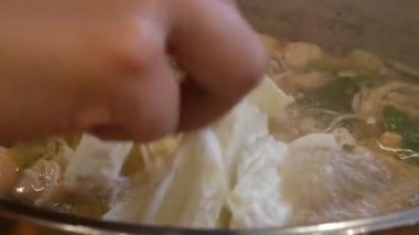 Shabu suki güvecini kapat. 