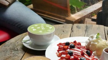 Ahşap masadaki sıcak yeşil çayı kapat..