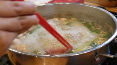 Shabu suki güvecini kapat. 