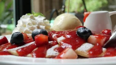 Çilekli krep, Çilek reçel krep üzerinde.