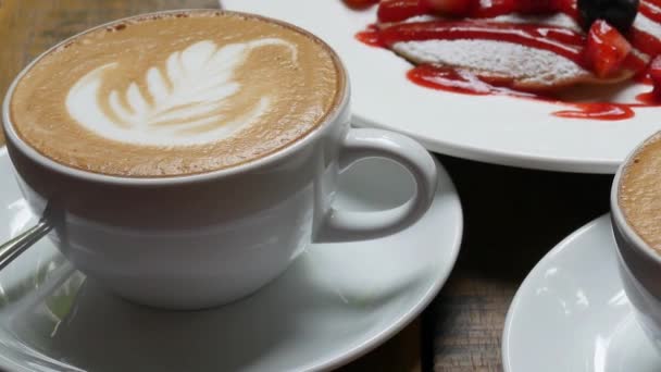 Nära Håll Varm Cappuccino Kaffe Trä Bord — Stockvideo