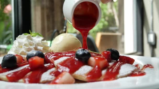 草莓煎饼 煎饼上的草莓果酱 — 图库视频影像