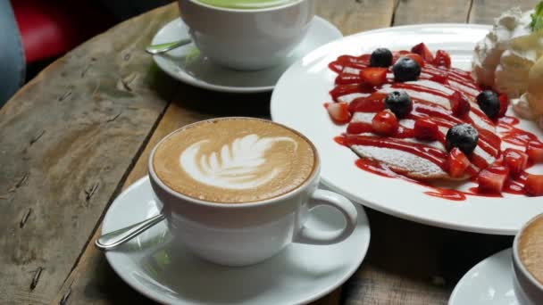 Primer Plano Café Capuchino Caliente Sobre Mesa Madera — Vídeos de Stock