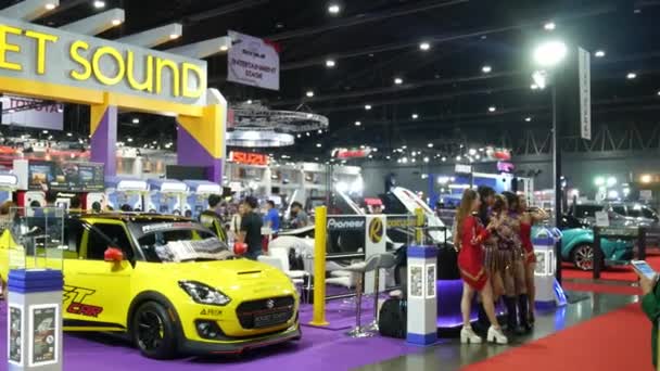 7月4日 改装车展在曼谷国际汽车沙龙 2018 最大和最宏伟的改装汽车和汽车配件显示在曼谷 — 图库视频影像