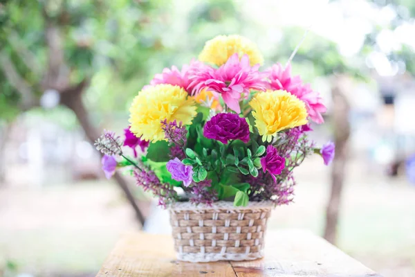 木製のテーブル 自然の布から作られた装飾の花ボケ背景をぼかし — ストック写真