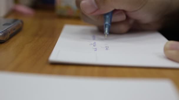 Ásia Homem Escrevendo Cartão Postal — Vídeo de Stock