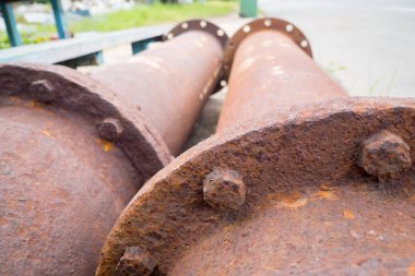 Eski pompadan kırmızı pas