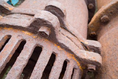 Eski pompadan kırmızı pas