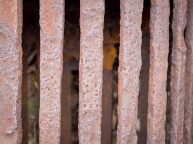 Eski pompadan kırmızı pas