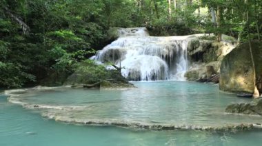 şelale batısında Tayland (Erawan şelale)