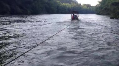 Küçük bir tekne sürükledi bir yolcu gemileri