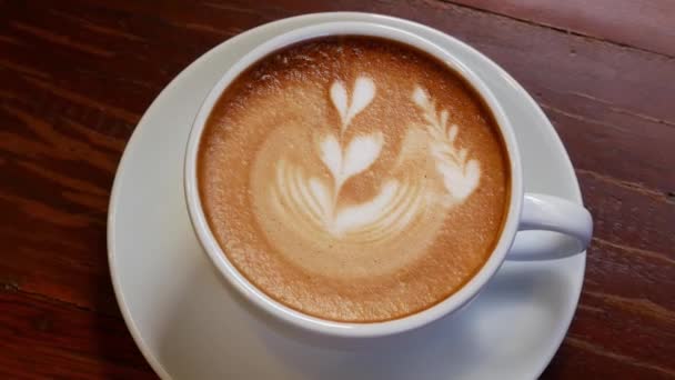 Una Taza Café Capuchino Mesa Madera Por Mañana — Vídeo de stock