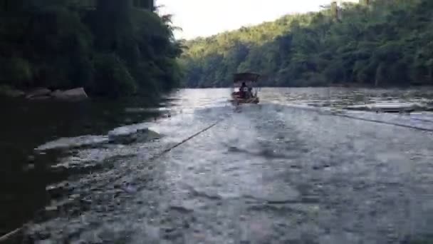 Petit Bateau Traîné Derrière Bateau Passagers — Video