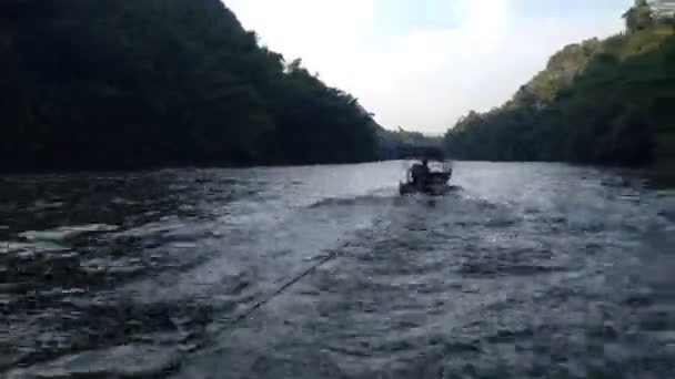 Petit Bateau Traîné Derrière Bateau Passagers — Video