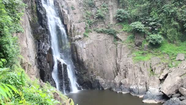 Haew Narok Waterfall Στο Εθνικό Πάρκο Khao Yai Ταϊλάνδη — Αρχείο Βίντεο