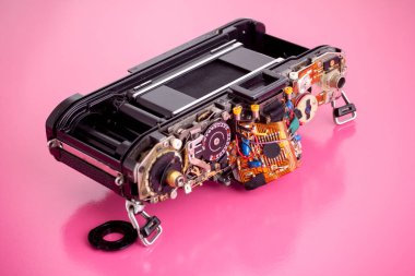 Eski film kamera parçalar pembe bir arka plan üzerinde dışarı yıkar.