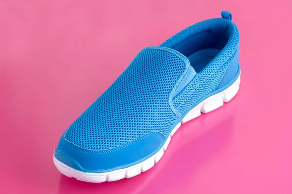 Pembe Bir Arka Plan Üzerinde Mavi Ayakkabılar — Stok fotoğraf