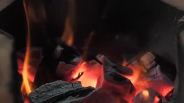 Portakal alev içinde kömür ocağı.