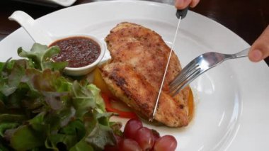 Fried Chicken, sos ve organik sebze, dekore edilmiş beyaz tabak içinde
