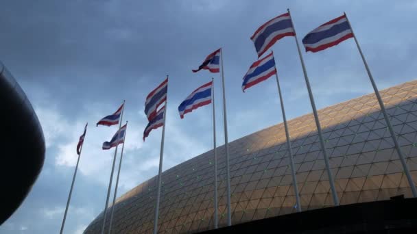 Thailändska Flaggan Fladdrar Med Vind Moln Och Himmel Bakgrund — Stockvideo