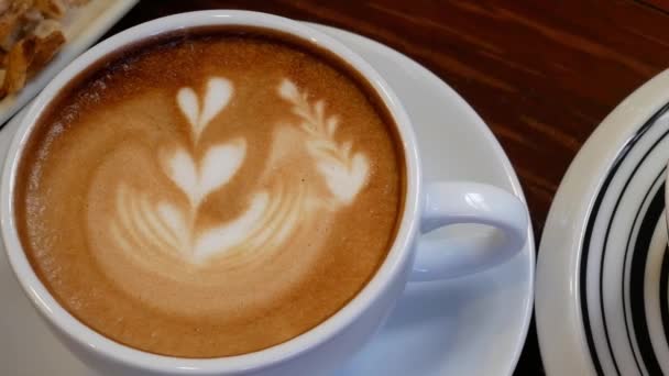 Kopp Cappuccino Kaffe Träbord Morgonen — Stockvideo