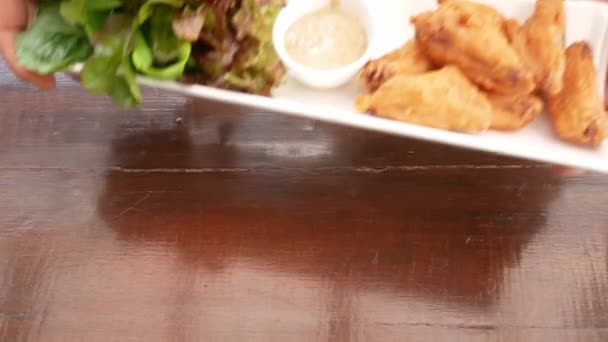 Pollo Fritto Salsa Verdure Biologiche Splendidamente Decorate Piatto Bianco — Video Stock