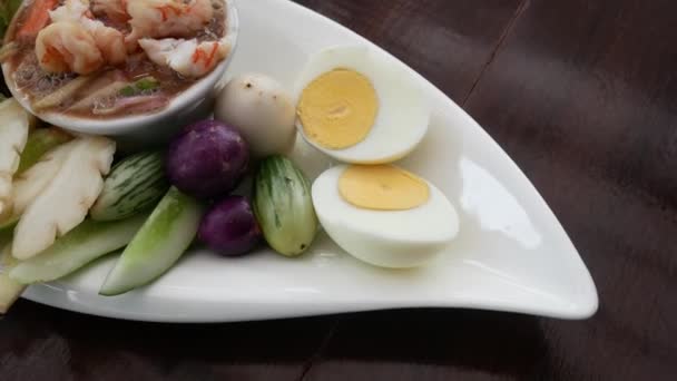 木のテーブルに有機野菜 新鮮な海老チリソース — ストック動画